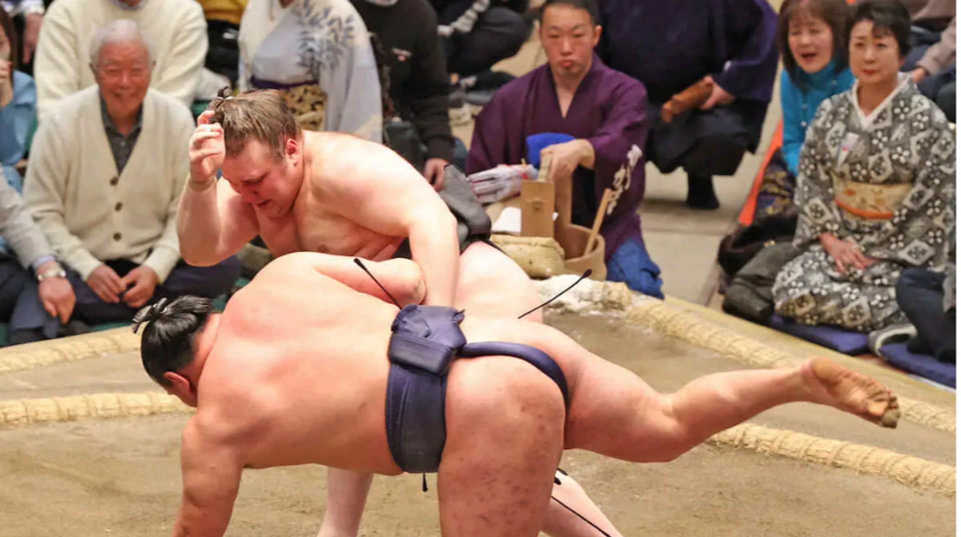 Сумо. Українець Аонішікі яскравим кидком здолав йокозуну. ВІДЕО| Інше