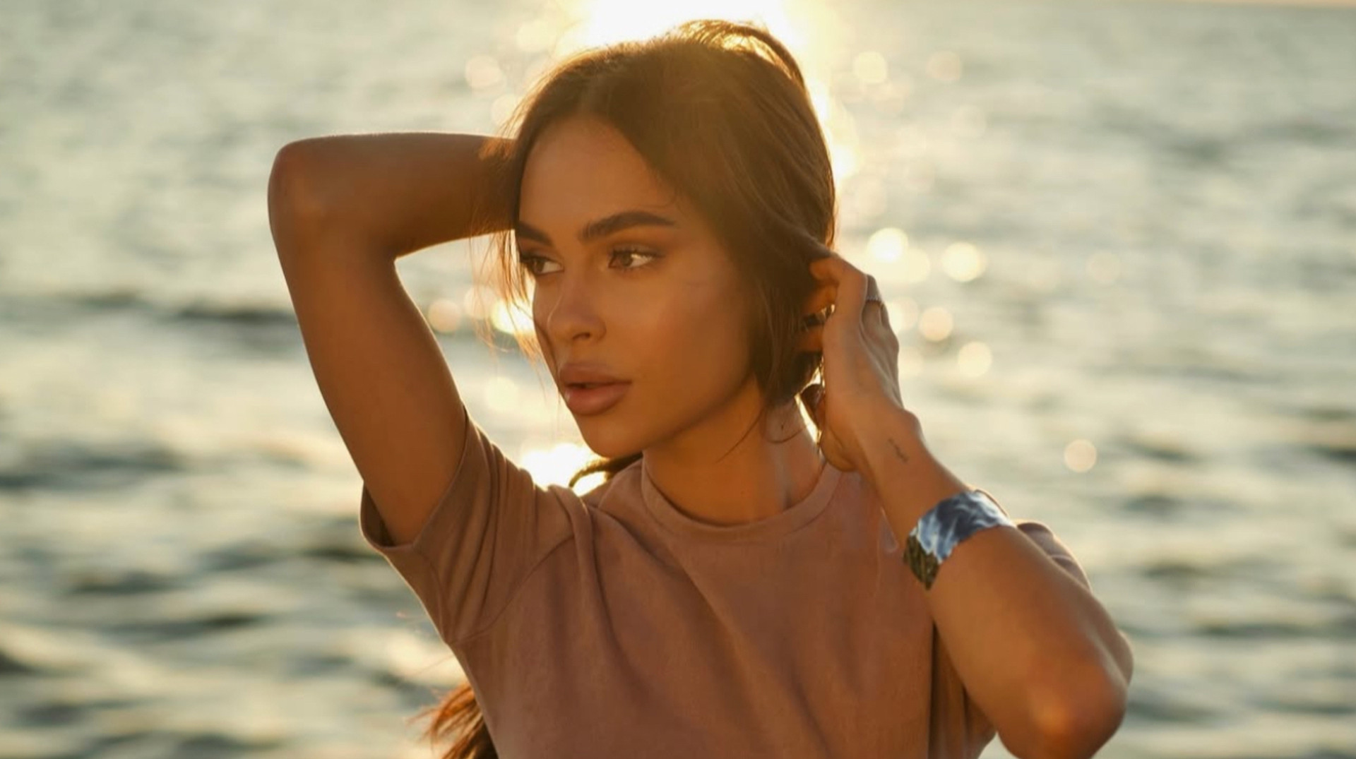 Дружина лідера Динамо вразила прихильників елегантним образом у чорному вбранні