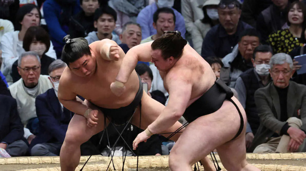 Українці Аонішікі та Шіші стартували з перемог на Haru Basho 2026