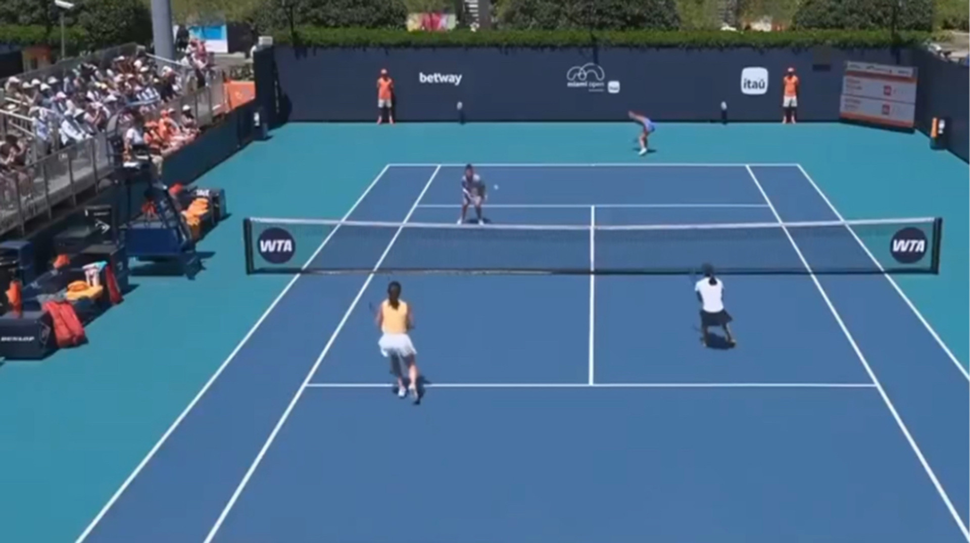 Курйоз у Маямі: зіркова тенісистка отримала удар у вухо від партнерки прямо під час матчу