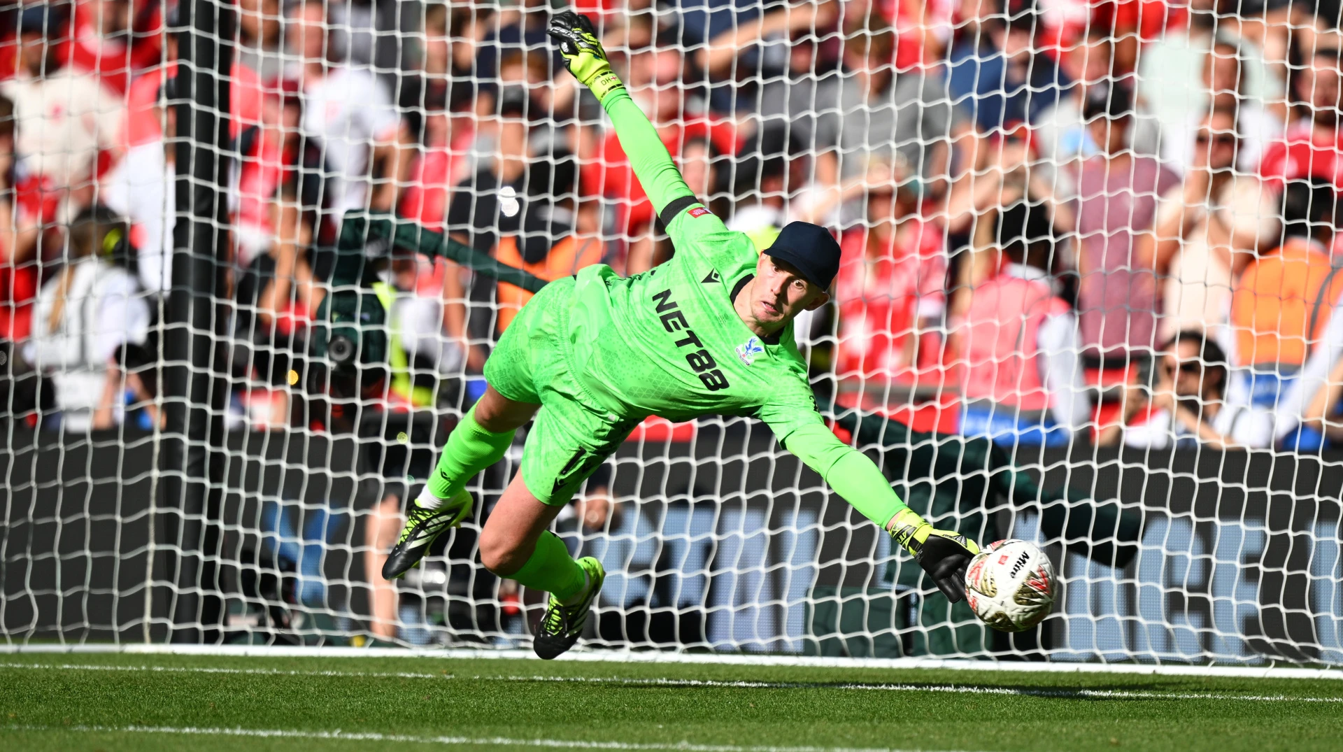 Проти Шахтаря зіграє воротар старої школи: він грає в кепці і чудовий при пенальті