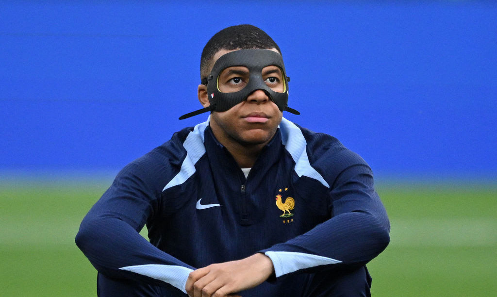 Звикає грати у масці — Дешам оцінив відновлення Мбаппе