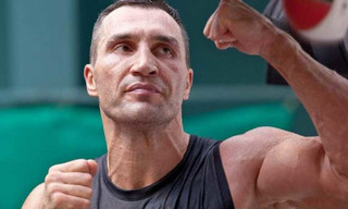 Володимир Кличко засмагає на пляжі у Каліфорнії