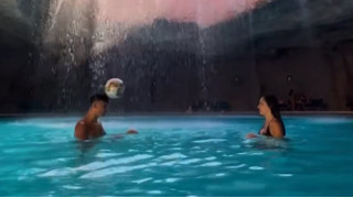 Грає з дівчиною в футбол у печері: зірка Реала показав, як проводить останні дні відпустки