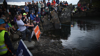 Скандал на чемпіонаті світу зі стон-скімінгу: учасників спіймали на шахрайстві з ідеально круглими камінцями