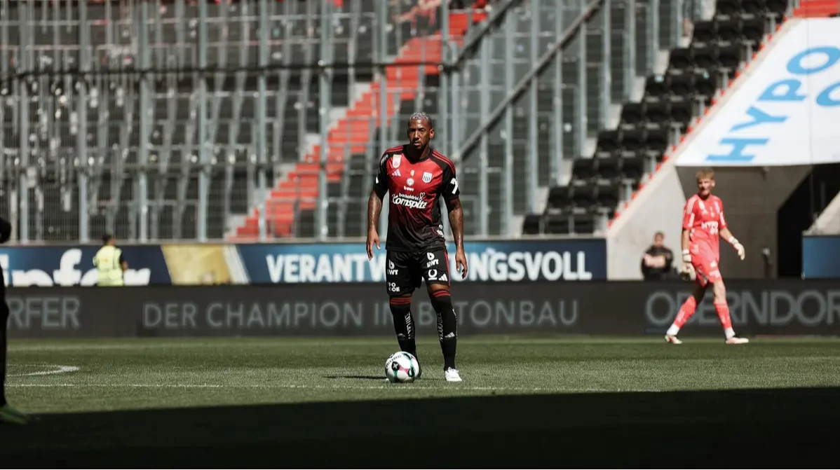 Выигрывал чемпионат мира: известный центрбек объявил о завершении карьеры