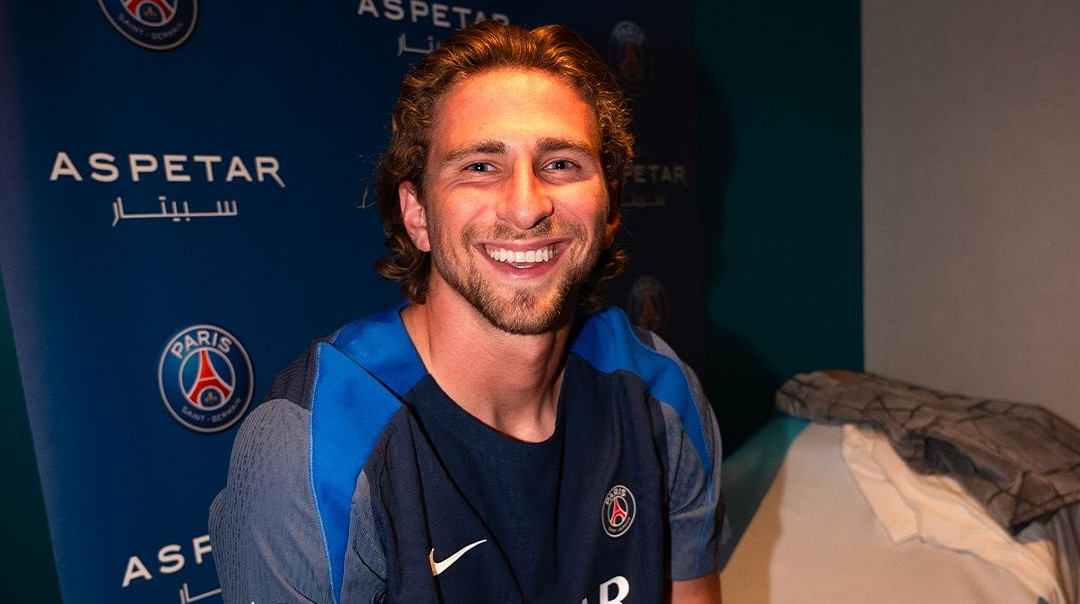 Слишком часто играет руками: известный журналист оценил выступления Забарного за ПСЖ