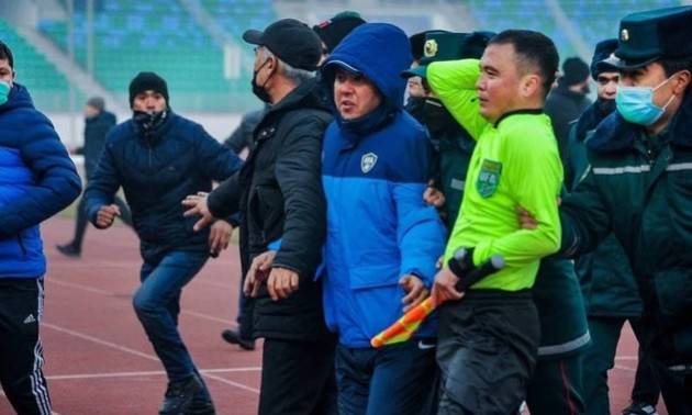 В Узбекистані одразу після футбольного матчу побили арбітра