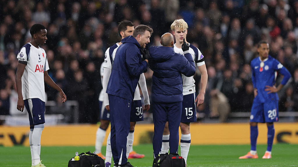 Гравець Тоттенгема зазнав струсу мозку після влучання м'яча в голову у матчі з Челсі: його замінили на 5-й хвилині