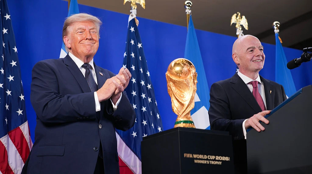 Трампу принесли головний трофей ЧС-2026 прямо у VIP-ложу, де він зміг його помацати ще до завершення фіналу