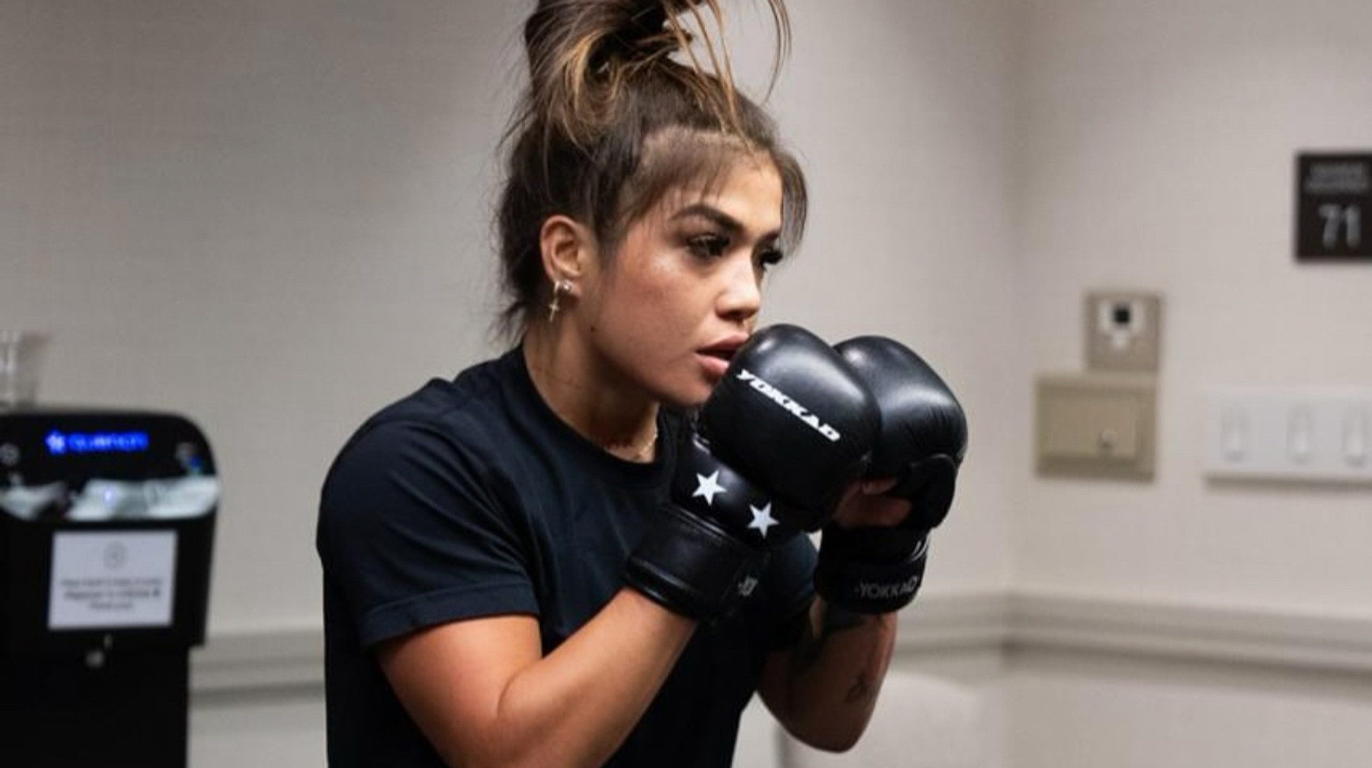 Фанати у захваті: UFC продає стілець, на якому сиділа найсексуальніша бійчиня компанії