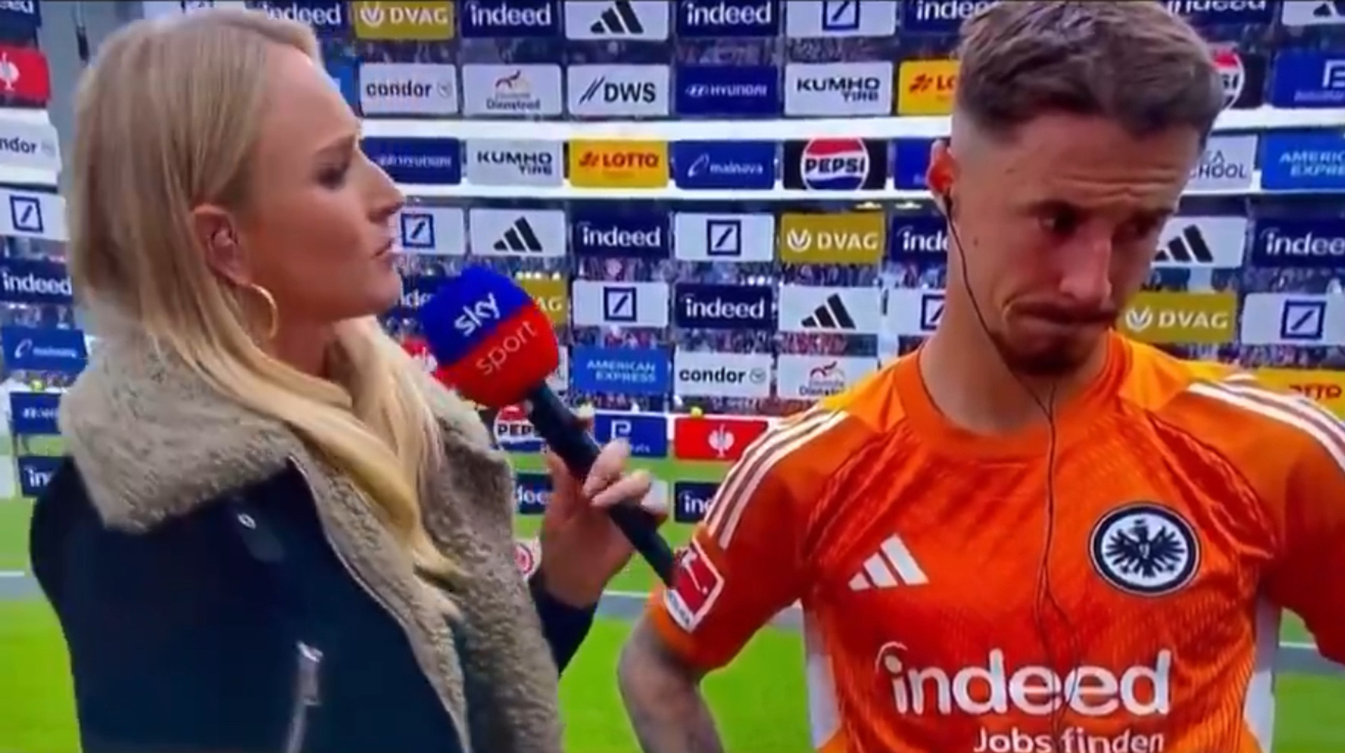 Фейл на інтерв’ю: журналістка сплутала футболістів і привітала з перемогою гравця, чия команда програла