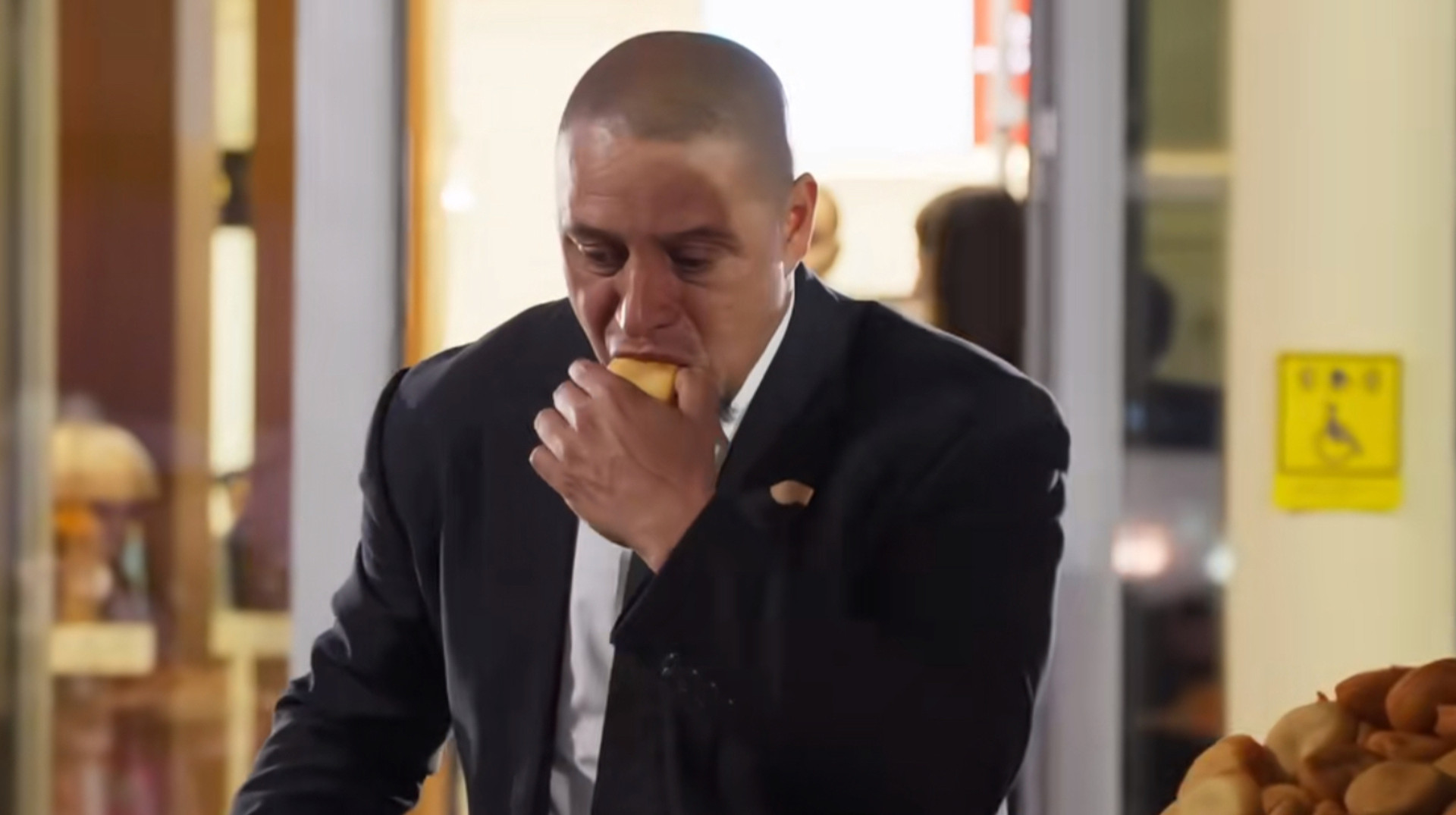 У захваті навіть Роберто Карлос: гравців Реала пригостили національною стравою після прибуття в Алмати