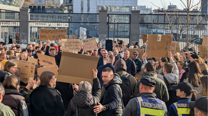 Студенти та викладачі НУФВСУ провели мітинг під Мінмолодьспорту