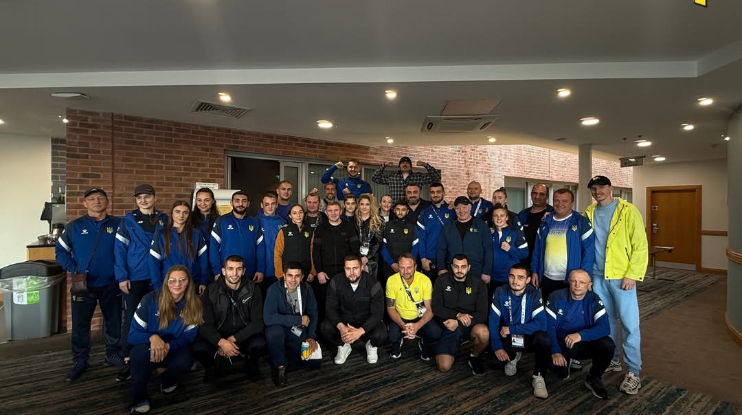 Усик зустрівся зі збірною України на чемпіонаті світу