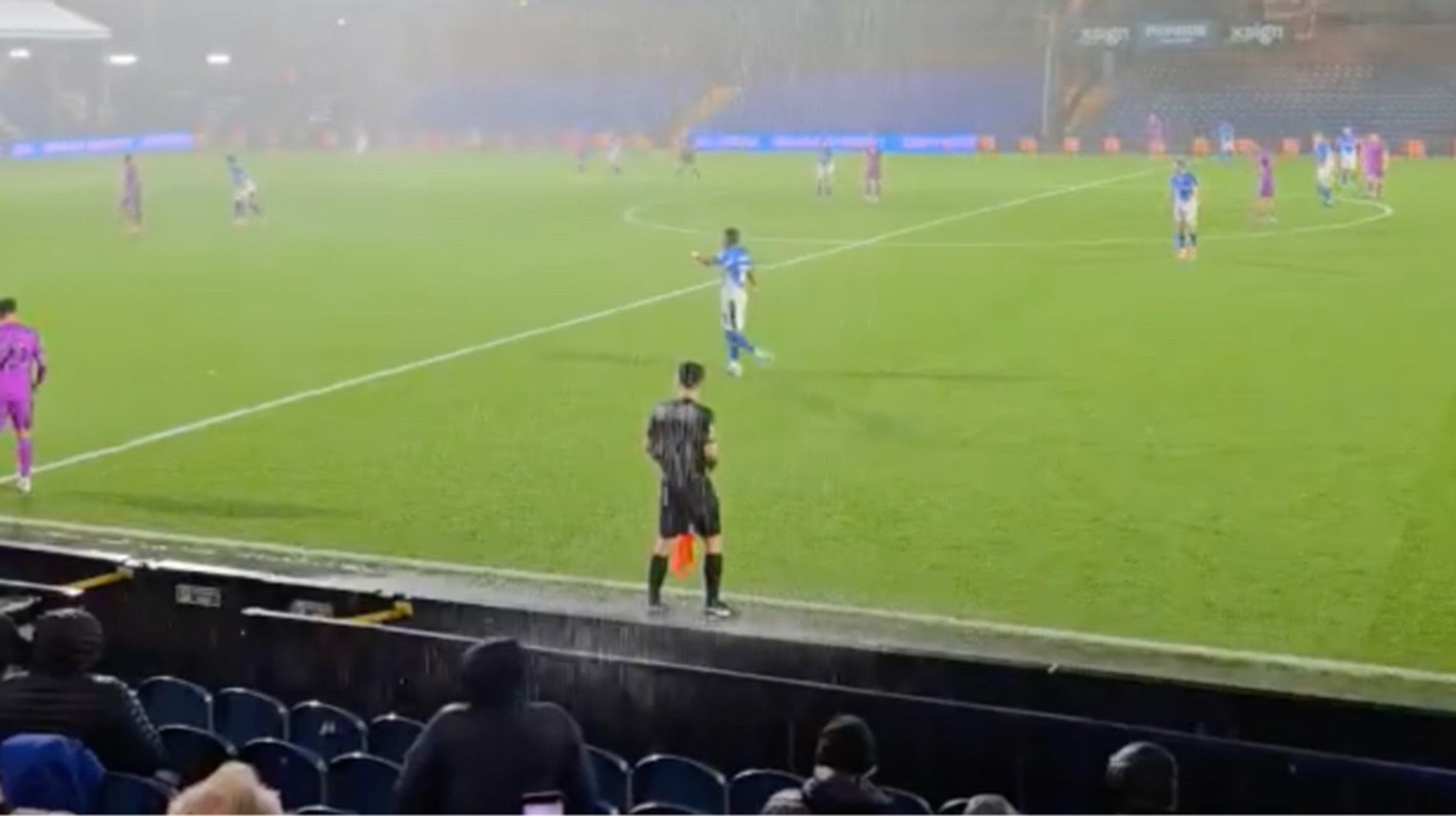 Лайнсмен под водопадом: в Англии судья попал под настоящий ливень из-за протекающей крыши стадиона