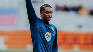 Думав ніхто не побачить: зірку Барселони помітили на трибунах матчу ЛЧ під час колупання в носі