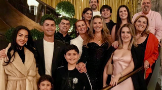 Веселое празднование 40-летия: Роналду станцевал вокруг торта на дне рождении