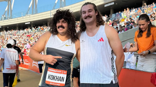 Кохан устроил шоу в Будапеште: вышел в парике и усах, пародируя соперника