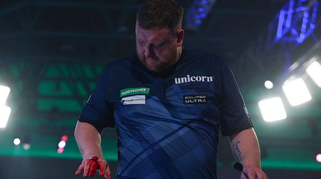 Мензіс вибачився за удар кулаком по столу після поразки на чемпіонаті світу з дартсу
