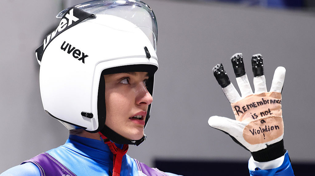 Смага після заїзду в одномісних санях показала на руці спеціальний напис, підтримавши Гераскевича