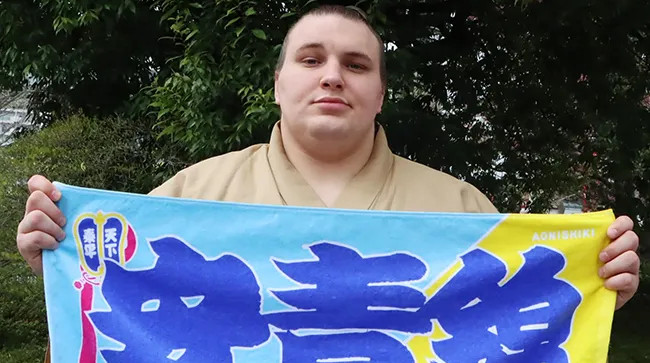 Далі – зустріч з йокозуною: українець Аонішікі здобув десяту перемогу на турнірі Kyushu 2025