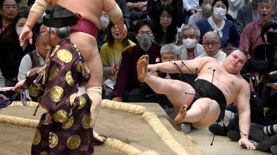 Аонішікі програв, йокозуна фактично вибув із чемпіонської гонки: результати Haru Basho