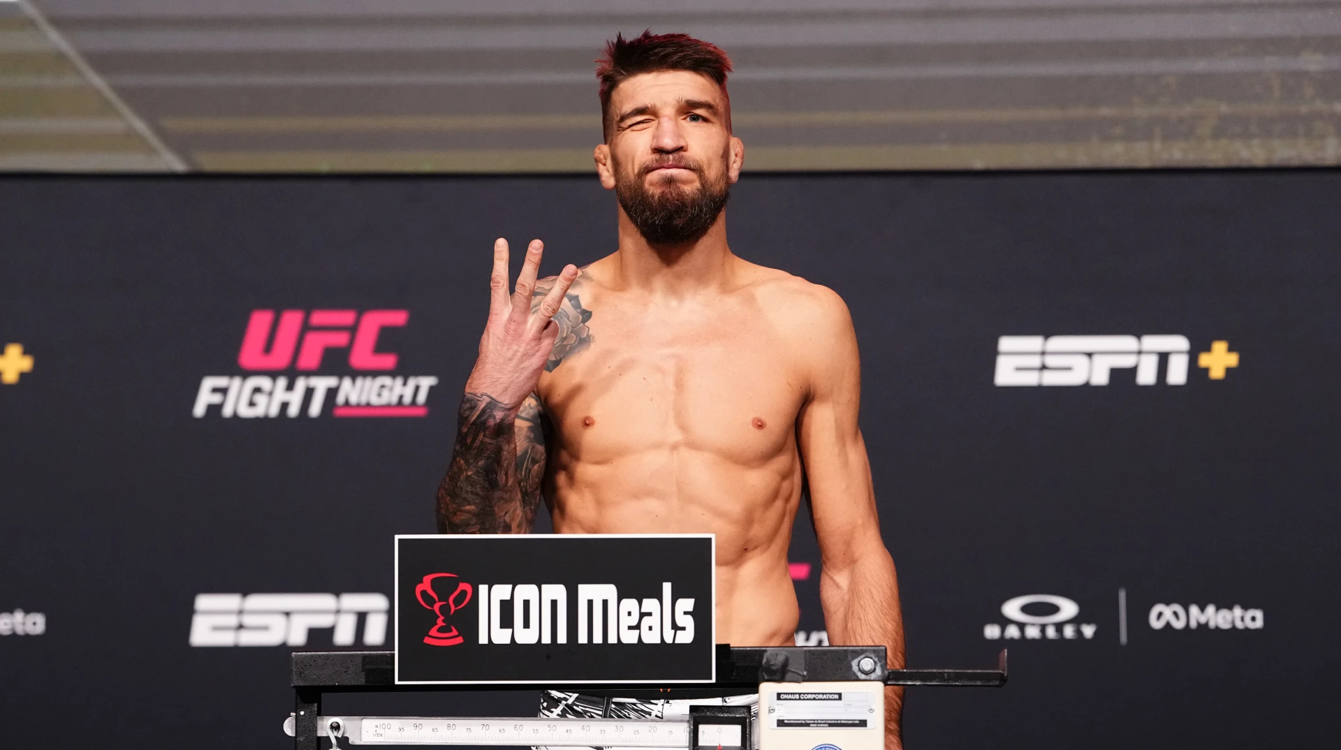 Я зараз не думаю про пояс: Амосов – про свій другий бій у UFC