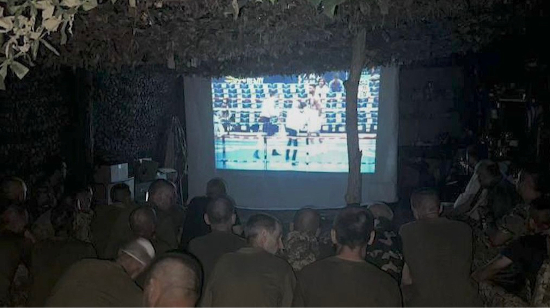 Фото дня: як українські військові дивилися в бліндажі бій Усик – Дюбуа