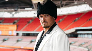 Усик продав на аукціоні чемпіонський пояс WBC заради порятунку важкохворої дитини