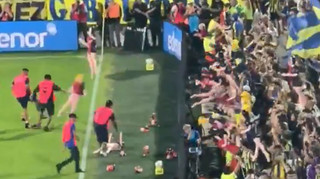 Фанати аргентинського клубу жорстко потролили принципового суперника, викинувши на поле секс-іграшки