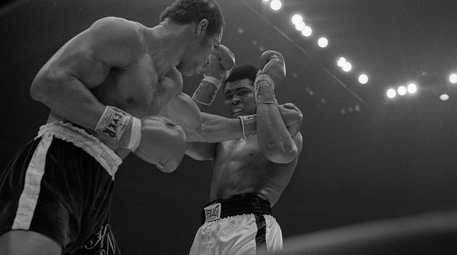 Один з найбільших апсетів в історії: як піхотинець шокував світ, здолавши Мухаммеда Алі