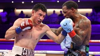 Сепеда впевнено переміг Роуча та став чемпіоном світу WBC у легкій вазі