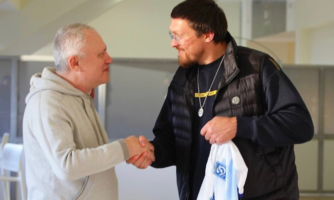 Усик відвідав матч Динамо та отримав футболку від Суркіса