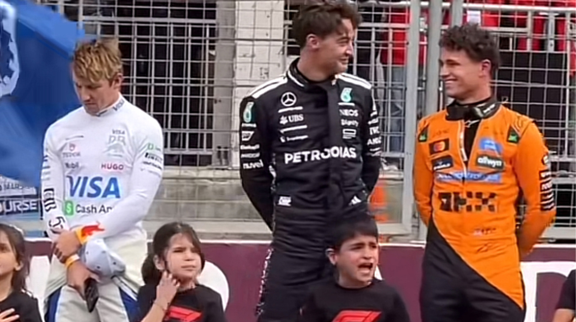 Пристрасне виконання гімну: юний хлопець розсмішив пілотів Формули-1 під час Гран-прі в Баку