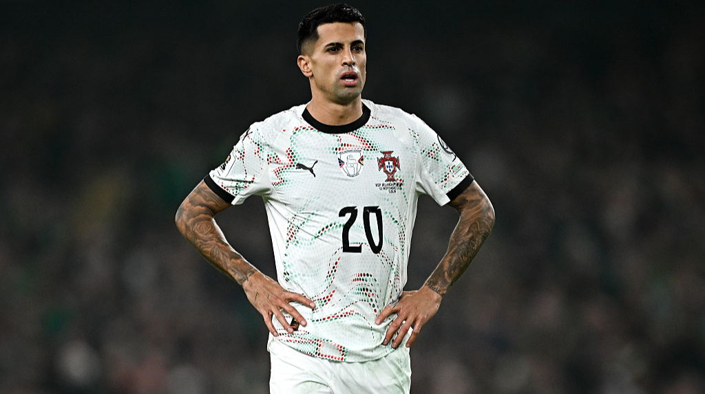 Барселона согласовала аренду известного португальского защитника