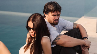 Зробила фото з усіма поясами чоловіка: дружина Усика креативно привітала фанатів із Днем закоханих