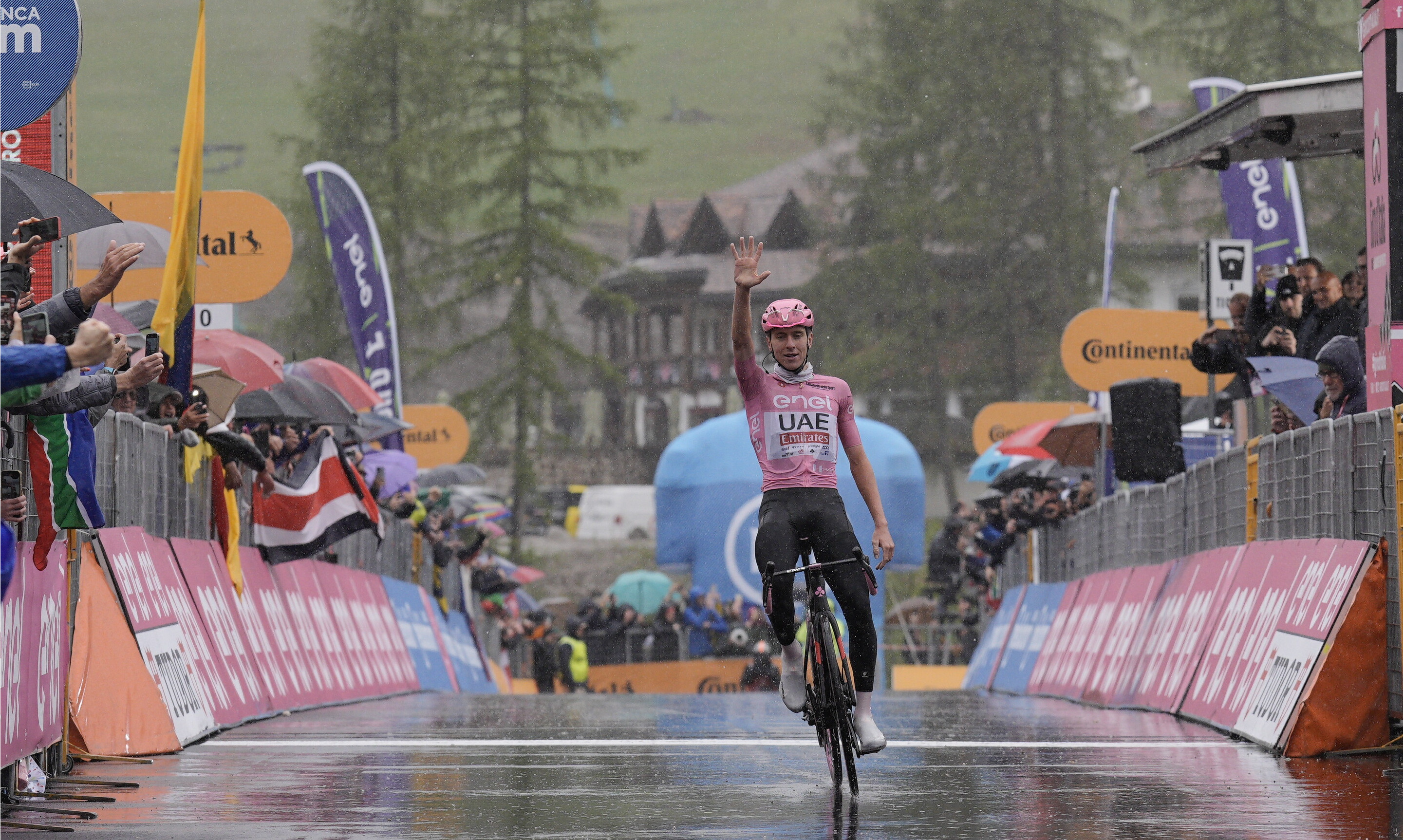 Знову Погачар: словенець вирвав перемогу на 16 етапі Джиро д'Італія