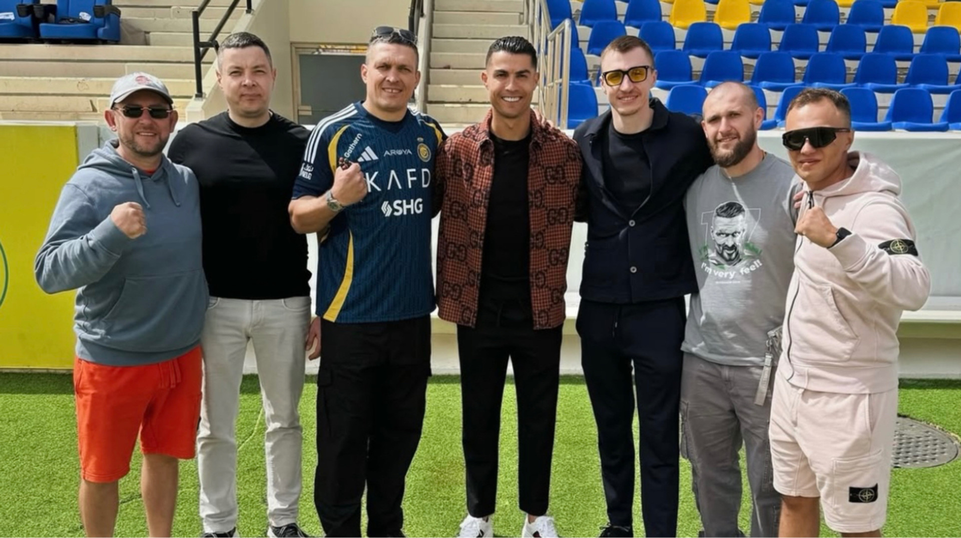 Дал автограф и сделал совместное фото: Усик встретился с Роналду на тренировке Аль-Насра