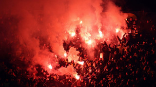 Горячее стамбульское дерби: фанаты Фенербахче забросали файерами сектор Галатасарая