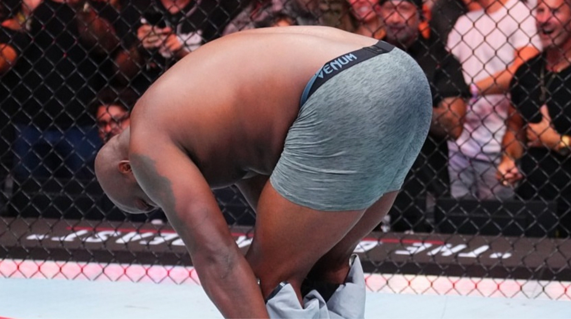 Зняв шорти у центрі октагону: боєць UFC креативно відсвяткував сенсаційну перемогу нокаутом