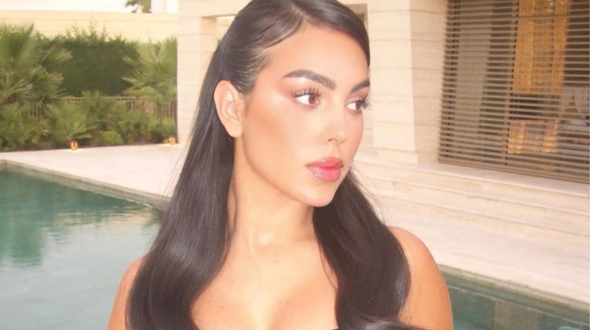 Дивовижні образи Джорджини: кохана Роналду вразила фанатів сміливою сукнею