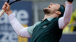 Вдарив об корт кілька разів: колишній російський тенісист розтрощив ракетку після програного сету