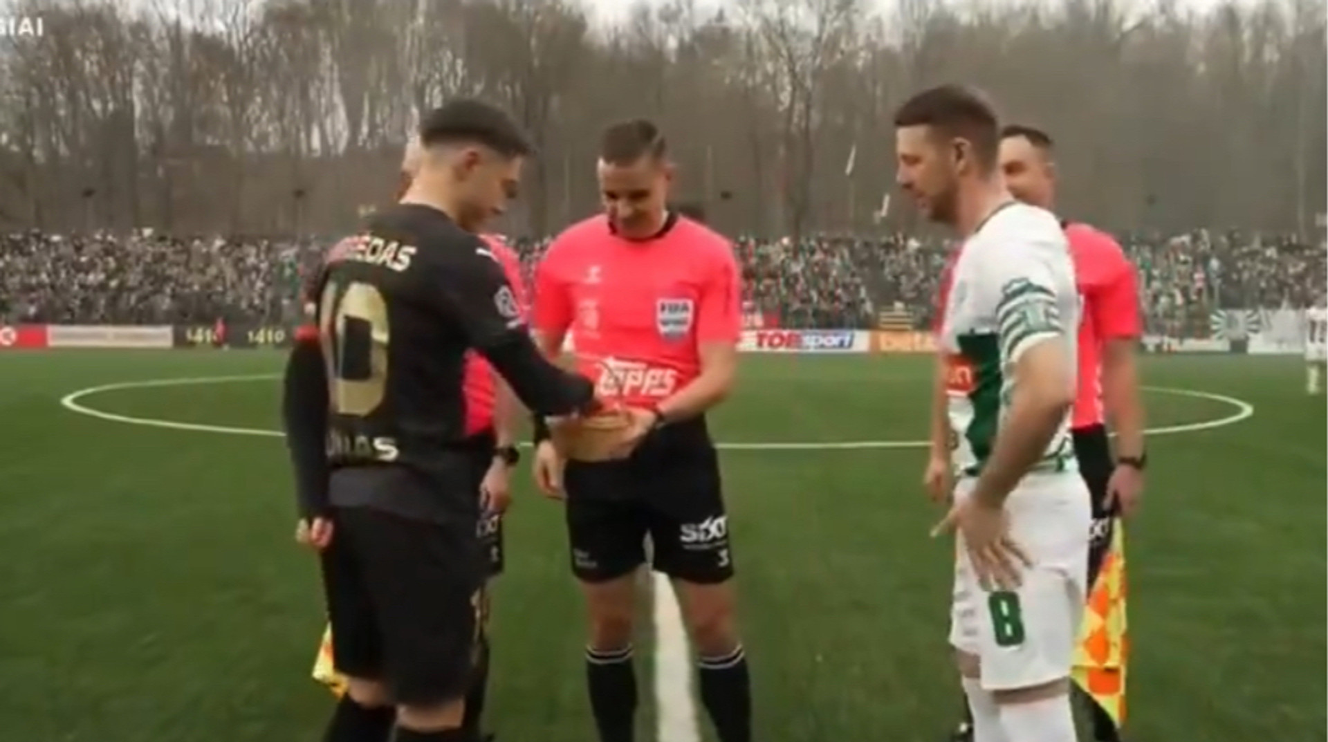 У Литві на честь Великодня команди креативно провели жеребкування перед матчем