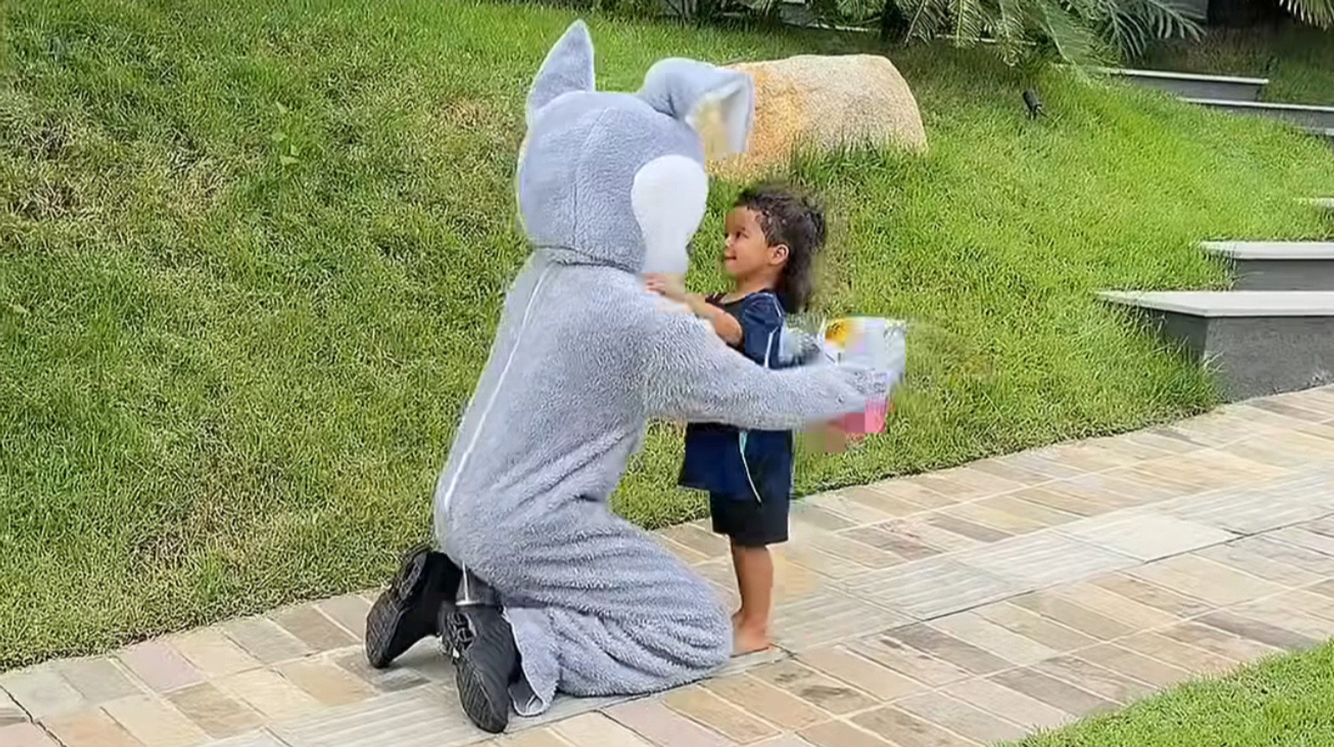 Став великоднім кроликом: зірка Барси вразив сина сюрпризом на честь свята