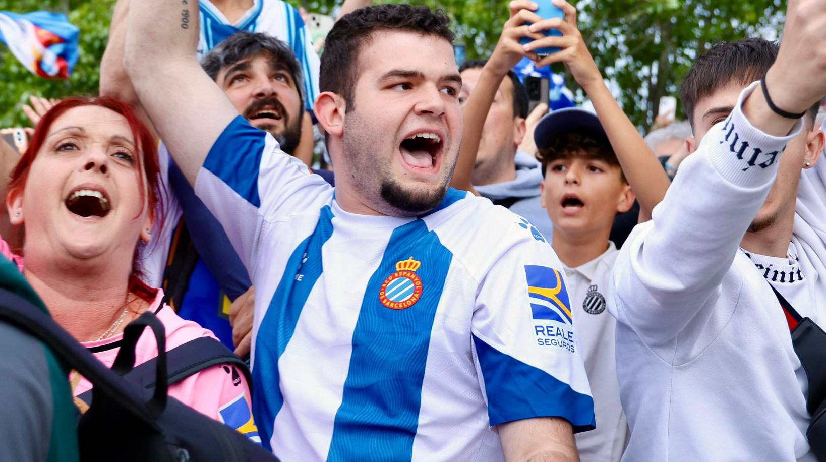 Группа болельщиков оказалась под колесами перед матчем Эспаньол – Барселона