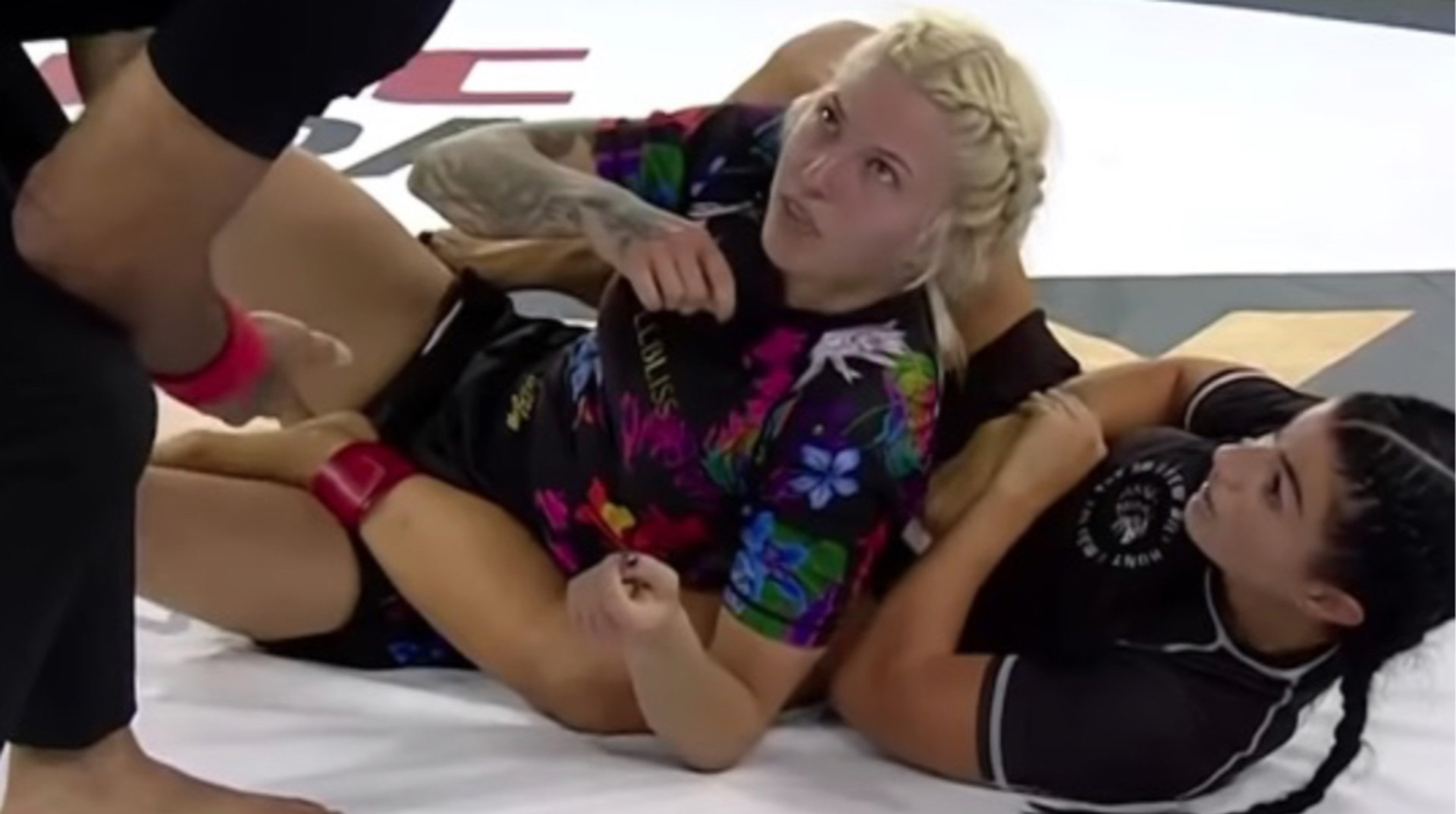 Жахливий момент на турнірі з джиу-джитсу: бійчиня зламала собі руку під час виконання больового прийому