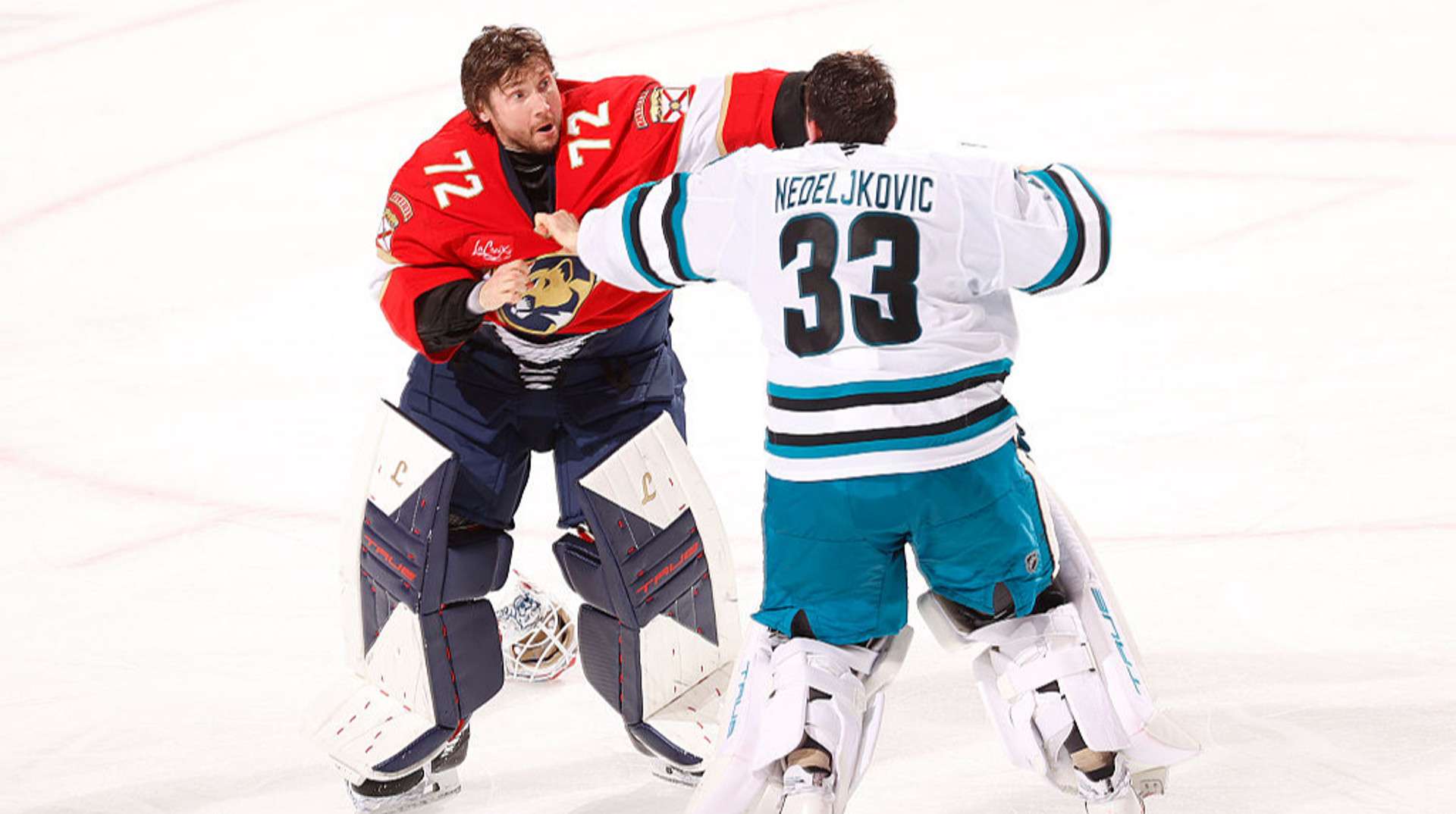 Росіянин сам спровокував і отримав на горіхи від рекордсмена: відбулася перша бійка воротарів у НХЛ за 6 років