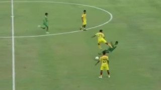 Суперника виносили на ношах: в Індонезії футболіста довічно дискваліфікували за удар ногою в груди