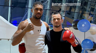 Дивний контраст: зірка боксу, який тренувався у кемпі Усика, побратався з Хабібом та іншими росіянами
